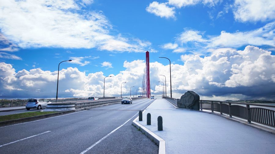 海中道路（かいちゅうどうろ）の赤い橋