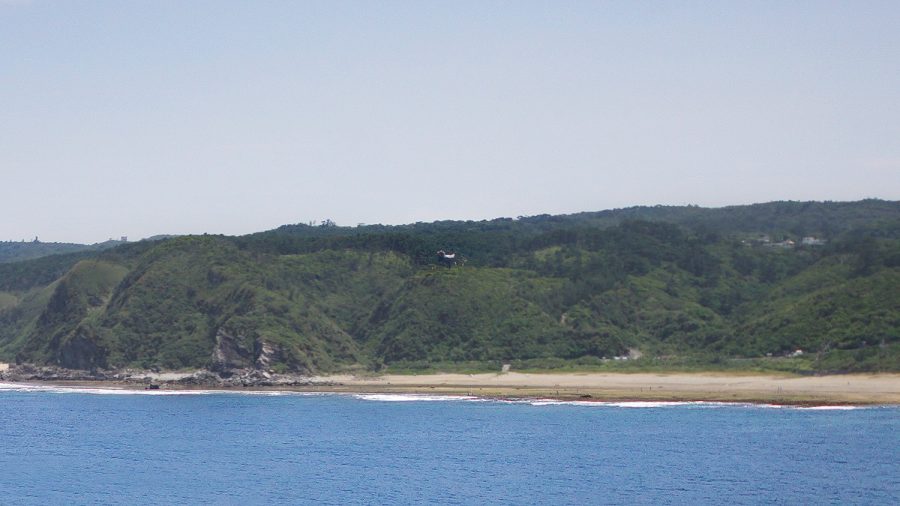 辺戸岬から見るヤンバルクイナ展望台（やんばるくいなてんぼうだい）