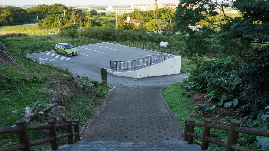 沖縄最古のシーサー富盛の石彫大獅子（ともりのいしぼりうふじし）駐車場