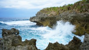 古宇利島のスルル洞の荒れた海