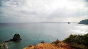 沖縄 小浜の川神（こはまのかわかみ）太平洋の水平線