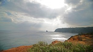 沖縄 小浜の川神（こはまのかわかみ）絶景の海に光が照らされる