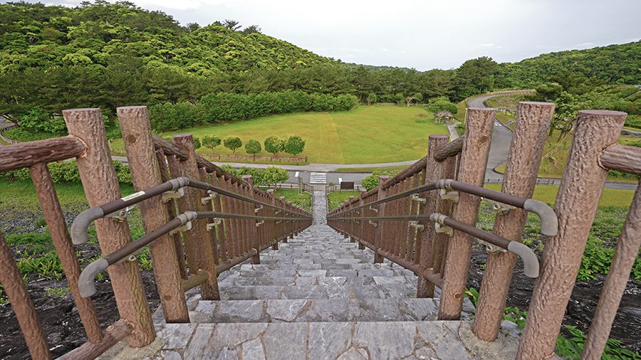 ダム 辺野喜ダムの広場の階段