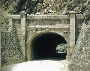 座津武トンネル跡（ざつんとんねる）