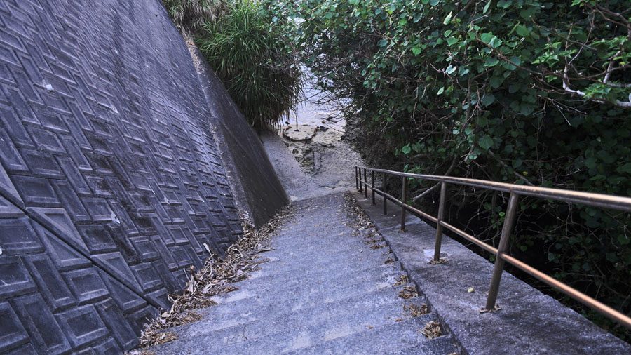 ミキタチノ洞窟 古宇利島 階段